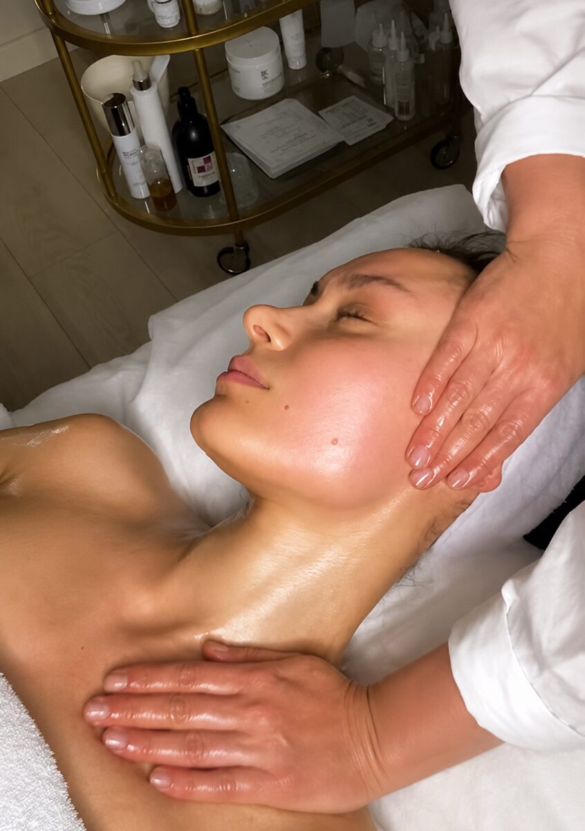 Clienta recibiendo un ritual facial de lujo con productos profesionales
